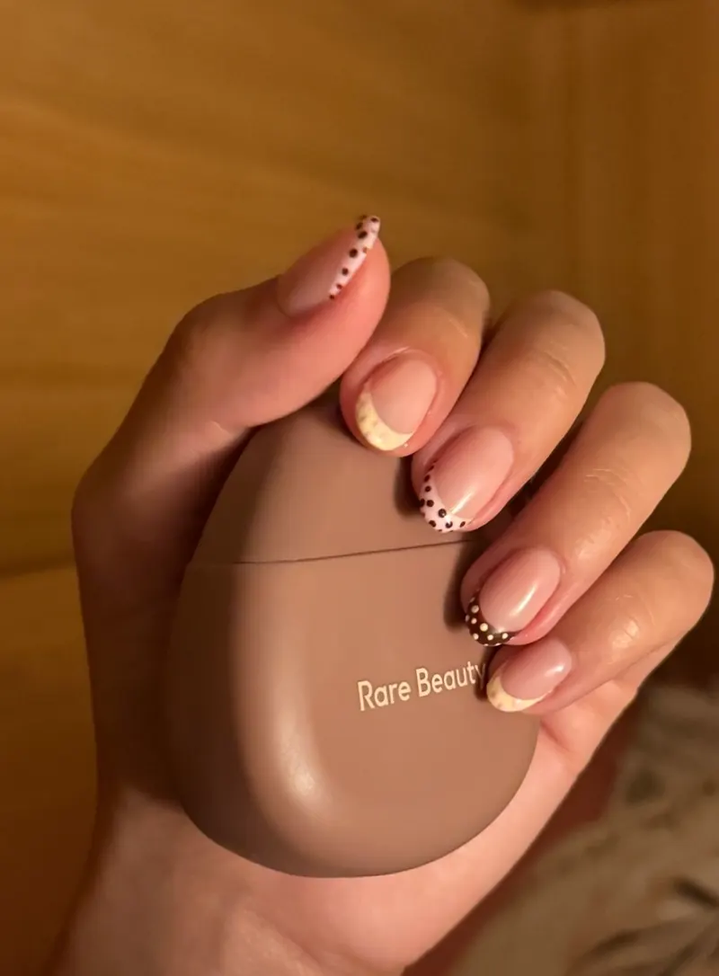 Dotted French nails