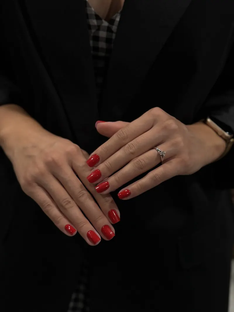 Short glossy red manicure